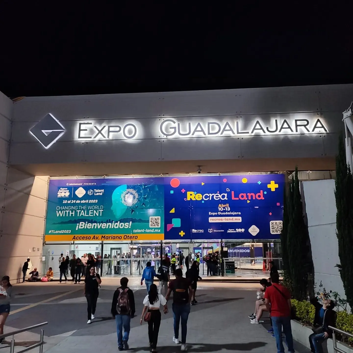 Entrada de un evento tecnológico con asistentes